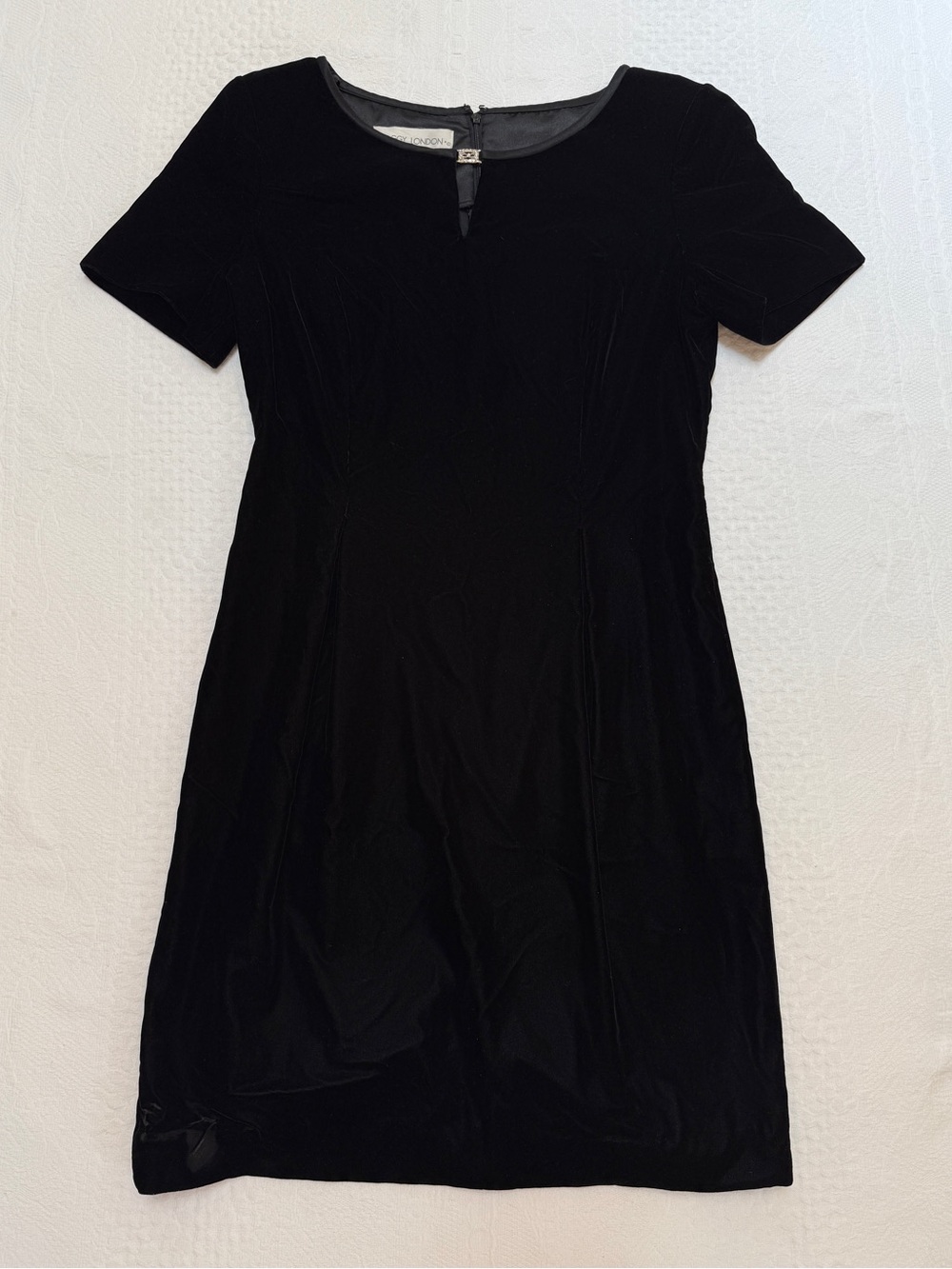 Maggy London Black Velvet Dress Women’s Size 8 Short Sleeve Sheath Cocktail